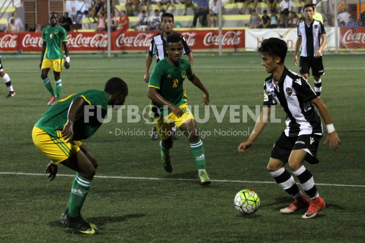 Christian Albert vuelve al Cotif para celebrar su debut con el primer equipo