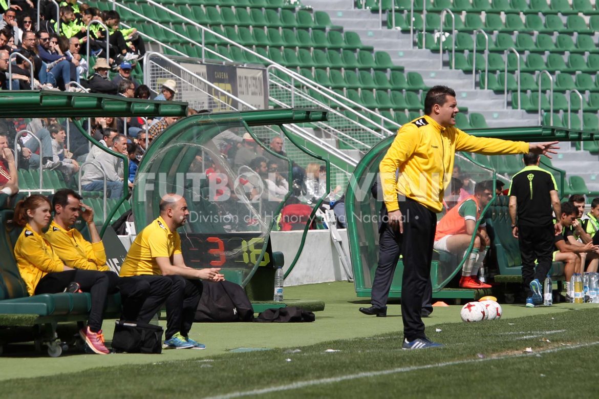 IMG_8868 Se va Mapeka, el entrenador récord de División de Honor