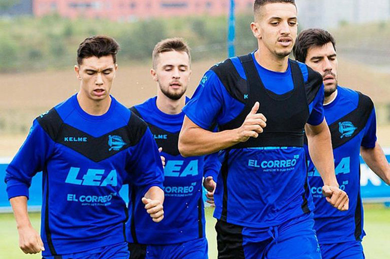 Khaklov en el fondo de la imagen.