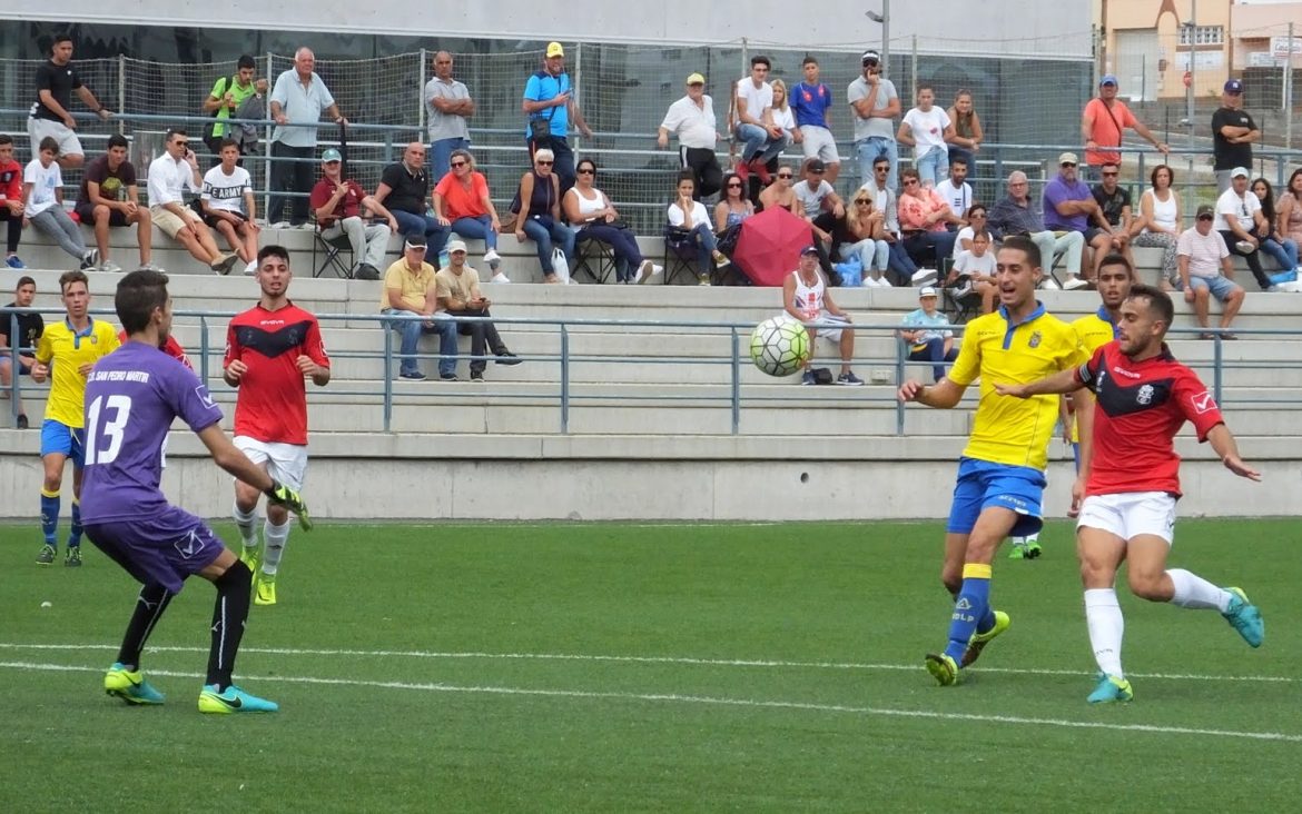 Las Palmas golea para seguir en lo más alto